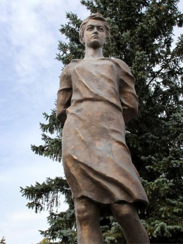 Памятник Зое Космодемьянской, открытый в подмосковной Рузе в августе 2013 года