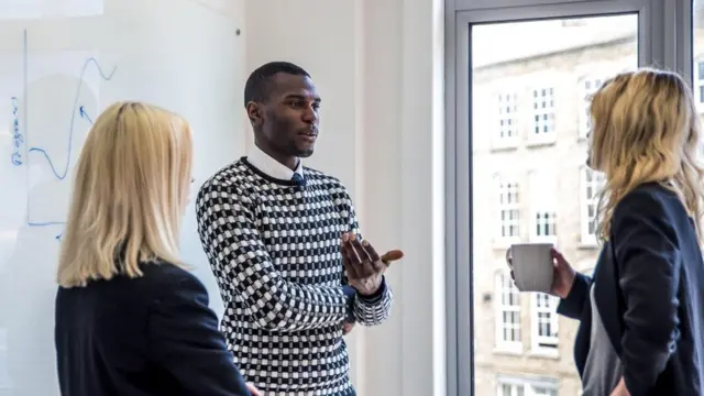 موظفون يتناقشون معا