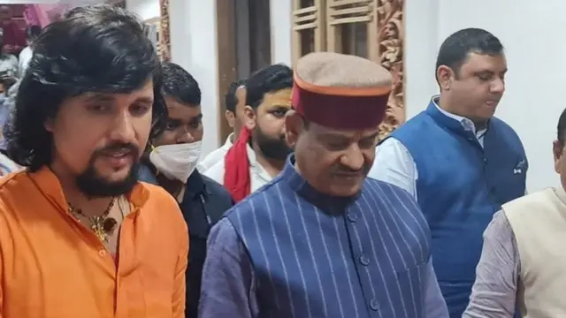 लोकसभा अध्यक्ष ओम बिर्ला यांच्यासोबत आनंद गिरी