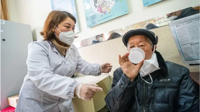 चीन के गुइझाऊ प्रांत के बीजी शहर में लोगों को इहेलर के ज़रिए कोविड वैक्सीन दी जा रही है. ये तस्वीर गुरुवार की है