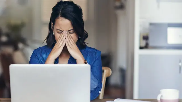 Mulher na frente do computador