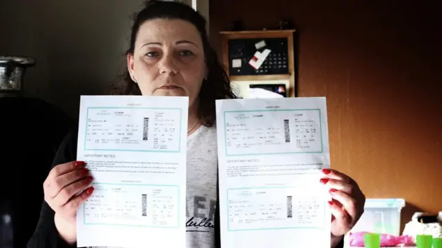 Angelique Petit mostra seus cartões de embarque