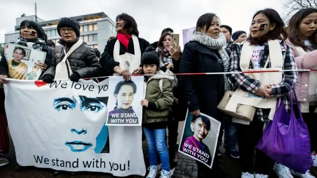 တရားရုံးရှေ့ ဒေါ်အောင်ဆန်းစုကြည်ကို အားပေးထောက်ခံကြသူများ