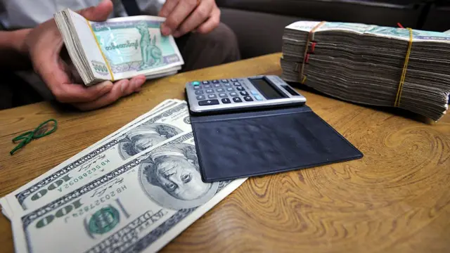 အမေရိကန်တစ်ဒေါ်လာ ကျပ် ၁၆၀၀ ထိ စံချိန်တင်မြင့်တက်ခဲ့တဲ့ ဒေါ်လာဈေး အကျဘက်ပြန်ရောက်