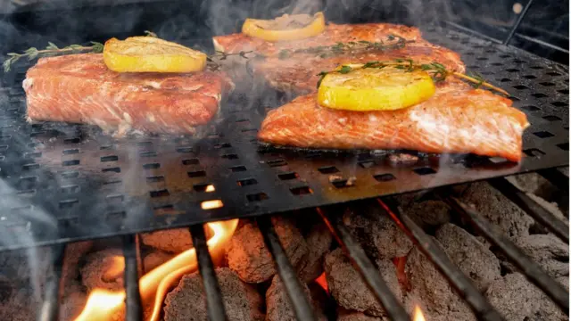Лосось с лимоном на гриле