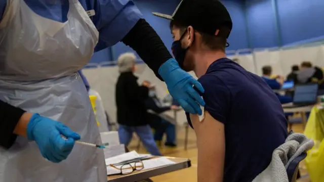 Vacunación de personal sanitario en Gales, Reino Unido.