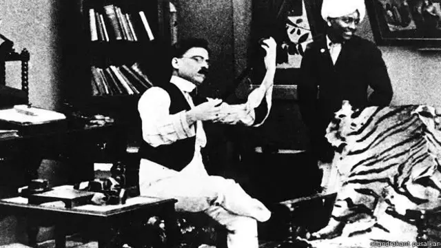 दादासाहेब कलाकार होते. पैसा कधीच त्यांचं प्राधान्य नव्हतं.