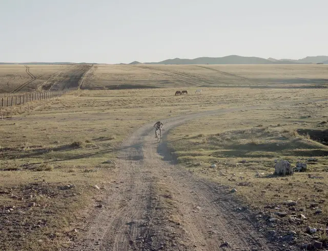 Oğlan velosiped sürür