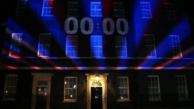 रोशनी में रंगा 10, डाउनिंग स्ट्रीट