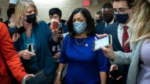 پرامیلا جایاپال رهبر جناح پیشرو دمکرات ها در مجلس نمایندگان گفت "تحت تاثیر" سخنرانی آقای بایدن قرار گرفته است