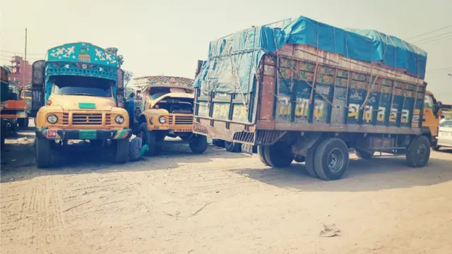 পণ্যবাহী ট্রাকের স্ট্যান্ড আমিন বাজার