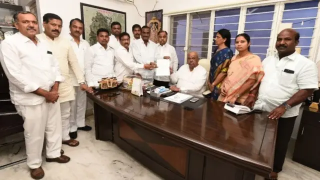 టీఆర్ఎస్‌లో విలీనం అయిన కాంగ్రెస్ సభ్యులు