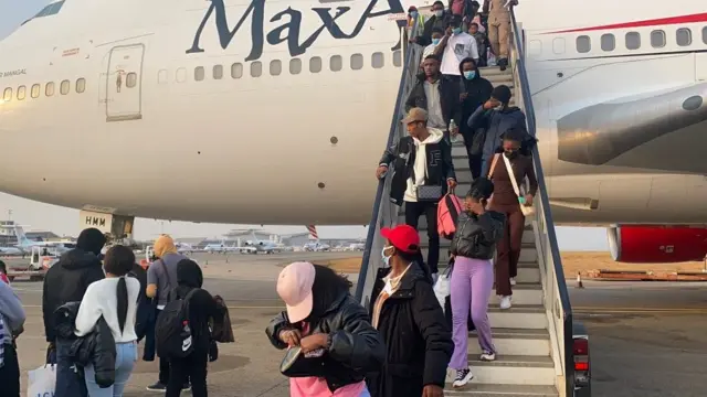 Ndị mba Naịjirịa lọghachịtere mba ha n'ụbọchị Fraịdee