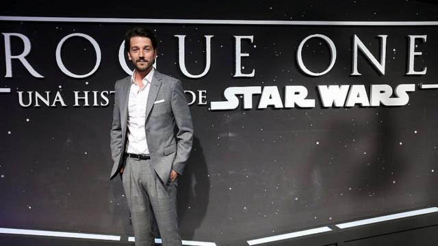 Diego Luna frente a un poster de Star Wars