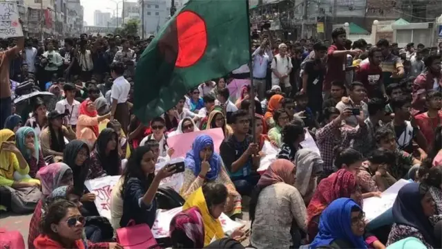 নিরাপদ সড়কের দাবিতে ঢাকা শিক্ষার্থীদের বিক্ষোভ।