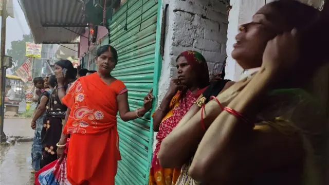 मसौढ़ी थाने के बाहर परेशान हाल गिरफ़्तार युवकों के परिजन