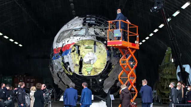 Обломки сбитого Боинга изучает следственная комиссия