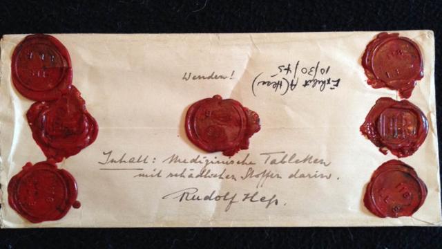 Um dos envelopes lacrados de Rudolf Hess, onde ele guardava amostras de comida que acreditava estar envenenada