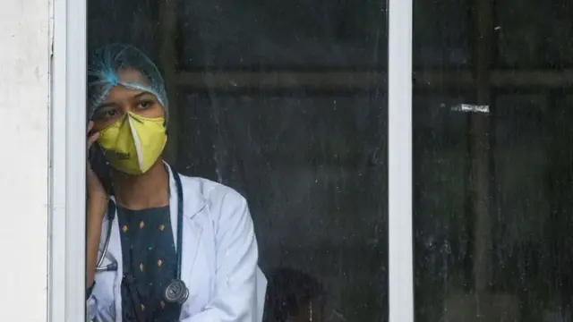 కోవిడ్ సర్వీసులో డాక్టర్లు ఎక్కువ గంటలు పని చేసి అలసి పోతున్నారు.