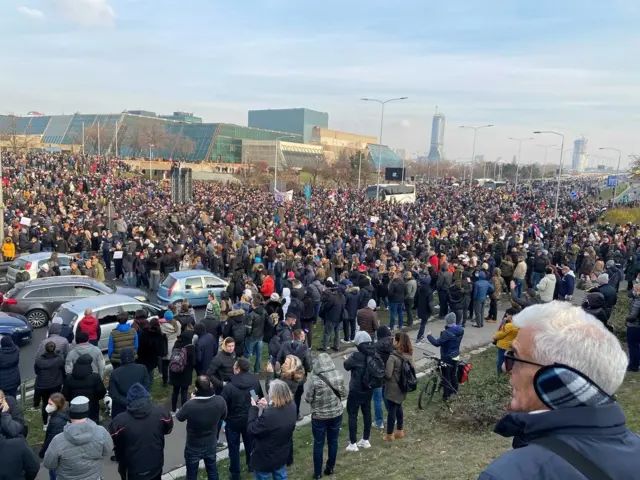 Nekoliko hiljada ljudi blokiralo je u Beogradu autoput kod Sava centra, Brankov i Pančevački most, Gazela i trg Slaviju.