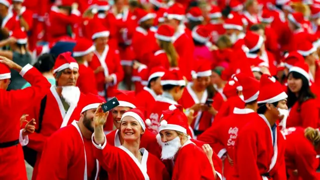 Участники Большого забега Санта-Клаусов в Новой Зеландии, организованного фондом KidsCan в пользу детей, страдающих от нищеты