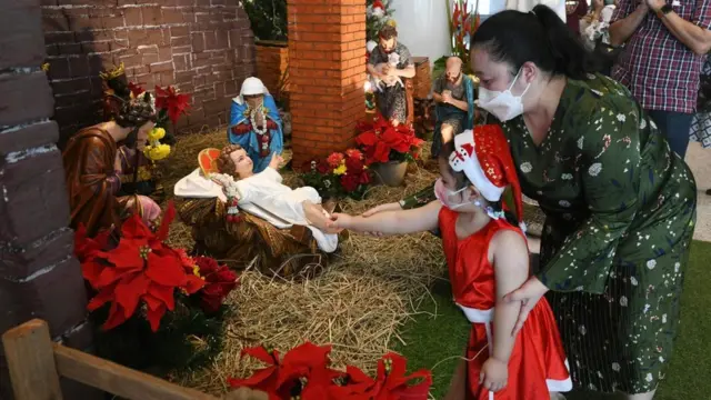 คริสตศาสนิกชนชาวไทยขอพรจากพระกุมารเยซูในถ้ำพระกุมารจำลอง ที่วัดศีลมหาสนิท กทม.