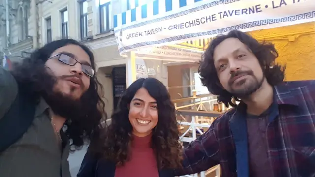 از راست به چپ پناه فرهادبهمن، تارا سپهری‌فر و آرش عزیزی - از چپ به راست هر سه موهایشان فر دارد!