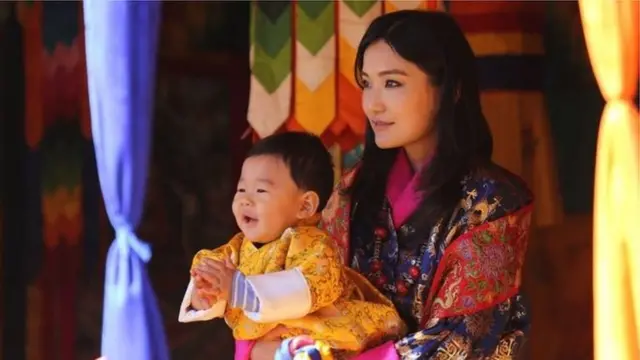 โซเชียลมีเดียช่วยเสริมสร้างภาพลักษณ์ของราชวงศ์ภูฏาน โดยประเทศนี้เพิ่งจะมีอินเทอร์เน็ตใช้เมื่อปี 2542 และสมเด็จพระราชินีเจตซุน เพมา วังชุก ทรงโพสต์พระบรมฉายาลักษณ์ส่วนพระองค์ที่ทรงฉายร่วมกับพระบรมวงศานุวงศ์ลงเฟซบุ๊กเป็นประจำ