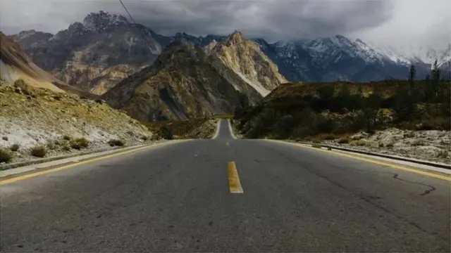 सोस्ट शाखा के प्रबंधक ख़ंजराब में बने एटीएम को कैश से भरने के लिए ख़राब मौसम, मुश्किल पहाड़ी दर्रों और बार-बार भूस्खलन का सामना करते हुए, नियमित रूप से सीमा तक यात्रा करते हैं.