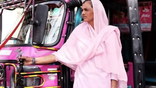 રીક્ષાચાલક મહિલાનો ફોટોગ્રાફ