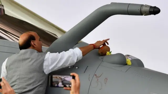 రఫేల్‌తో రాజ్‌నాథ్ సింగ్