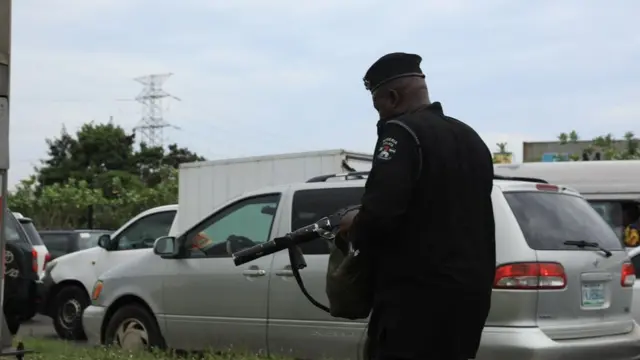 Police with tear gas dem take disperse #EndSARS memorial protesters for lekki tollgate