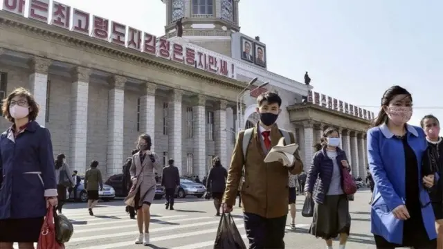 该国在1990年代遭受了一场残酷的饥荒。根据世界粮食计划署估计，现在该国2500万人口中有1100万人营养不良。