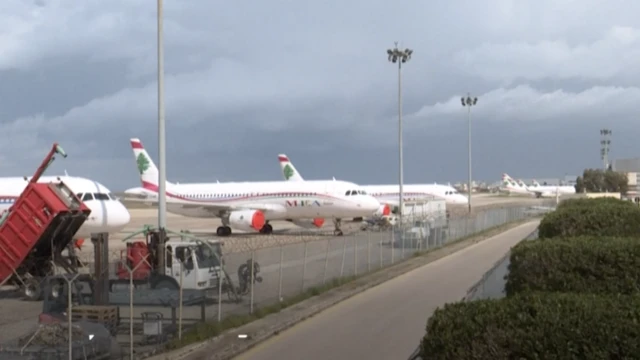 العاملات لا يستطعن السفر لاحتجاز جوازات سفرهن.