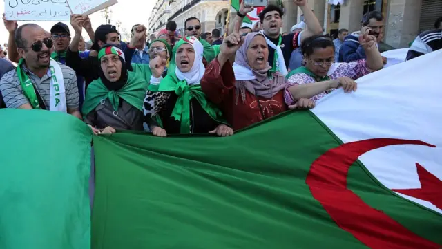 متظاهرون يطالبون بالتخلص من كافة رموز نظام بوتفليقة