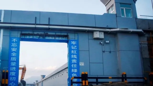 Шинжаңда бул дарабаза артындагы имаратты "кесипке үйрөтүүчү окутуу борборлору" деп атайт