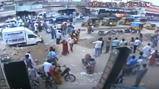 Muuqaal ay duubeen kamarooyiinka qarsoon ayaa muujinaya lamaanahani oo wadada socda.