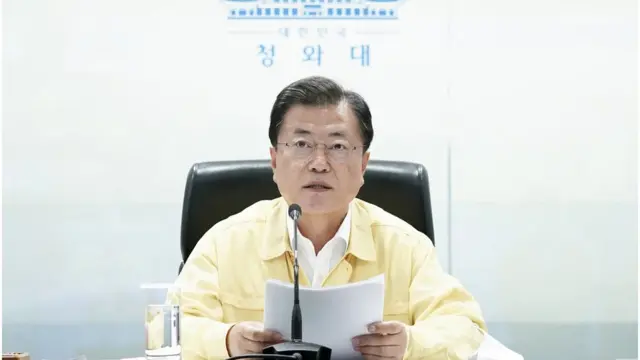 문재인 대통령이 25일 국가위기관리센터에서 열린 코로나19 중앙재난안전대책본부 회의를 주재하고 있다