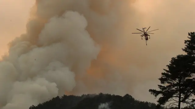 6일 울진군 북면 덕구계곡 인근 사흘째 꺼지지 않는 산불과 사투를 벌이고 있는 산림청 헬기