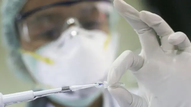 গবেষণাগারে ডিএনএ পরীক্ষার কাজ চরছে। ফাইল ছবি