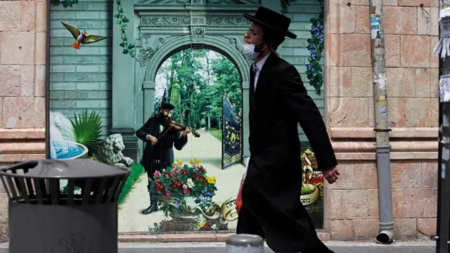 В Израиле самая серьезная вспышка заражения коронавирусом произошла в общинах ультраортодоксальных иудеев, хасидов