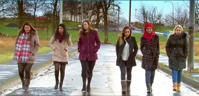 روزا صالح (الثانية من اليسار) ضمن مجموعة فتيات غلاسكو.