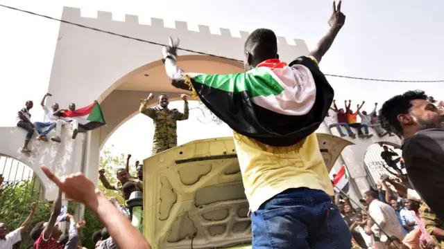 A wannan hoton ana iya ganin wani dan Sudan na nuna murnarsa a gaban shalkwatar sojojin Sudan da ke Khartoum.