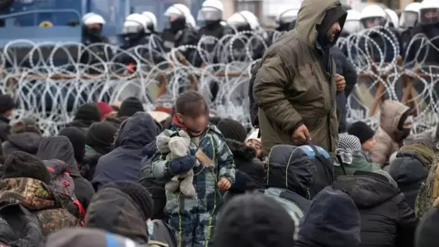 تجمع پناهجویان پشت مرز لهستان در نیمه ماه نوامبر؛ سرمای اروپا از راه رسیده و پناهجویان خسته میگویند حاضر نیستند بازگردند