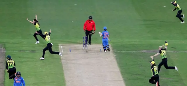 टी20 वर्ल्ड कप 2020 में जीत का जश्न मनाती ऑस्ट्रेलियाई क्रिकेट टीम