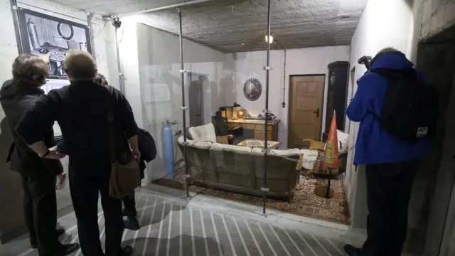 копия бункера и посетители