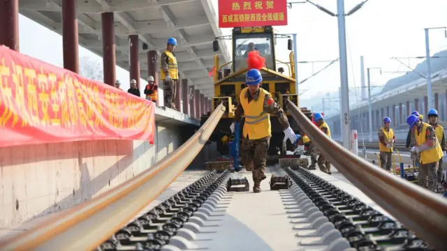 西成高铁宁强南站站内铺设最后一段钢轨（中新社图片28/2/2017）