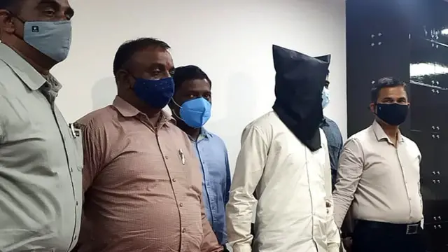 આરોપી અને પોલીસ અધિકારી