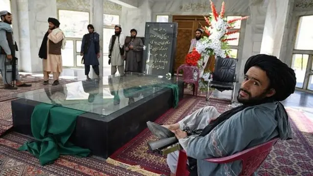 د احمد شاه مسعود قبر- ارشیف