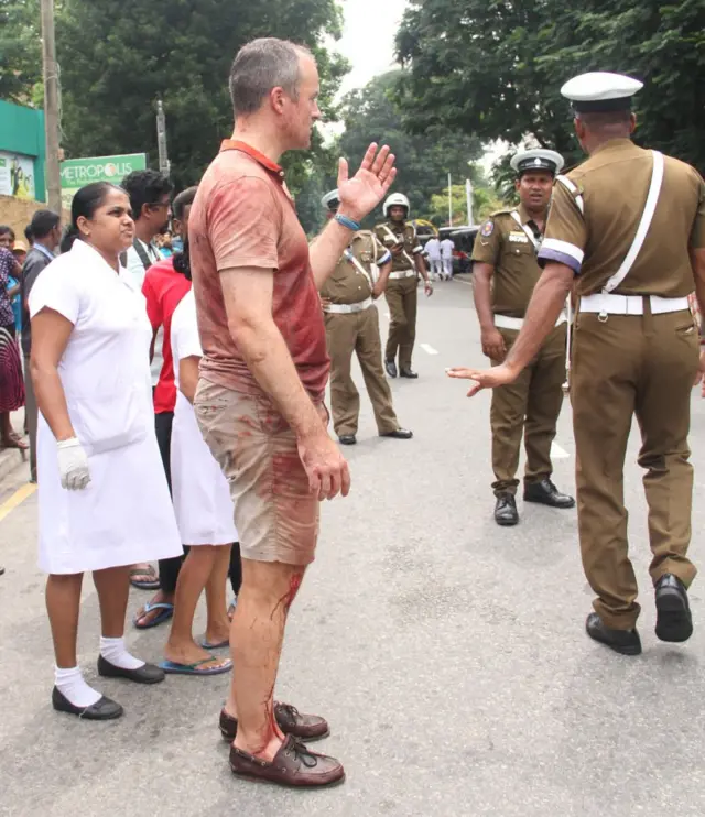 শ্রীলংকায় হোটেল ও গির্জায় বিস্ফোরণের মধ্যে ব্রিটিশ নাগরিকরাও পড়েছেন বলে আশঙ্কা করা হচ্ছে